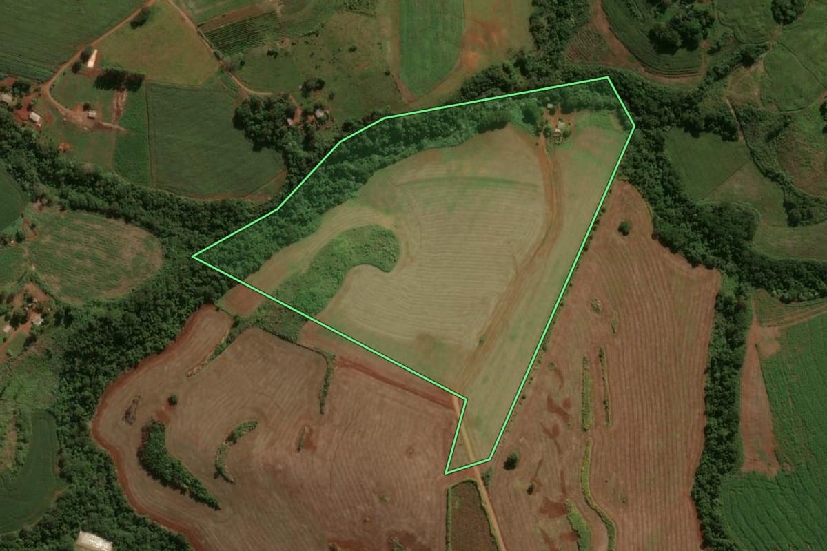 Imagem de satélite do imóvel rural em Jardim Alegre (PR), com o contorno declarado no CAR desenhado por cima.