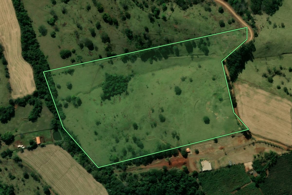 Imagem de satélite do imóvel rural em Jardim Alegre (PR), com o contorno declarado no CAR desenhado por cima.