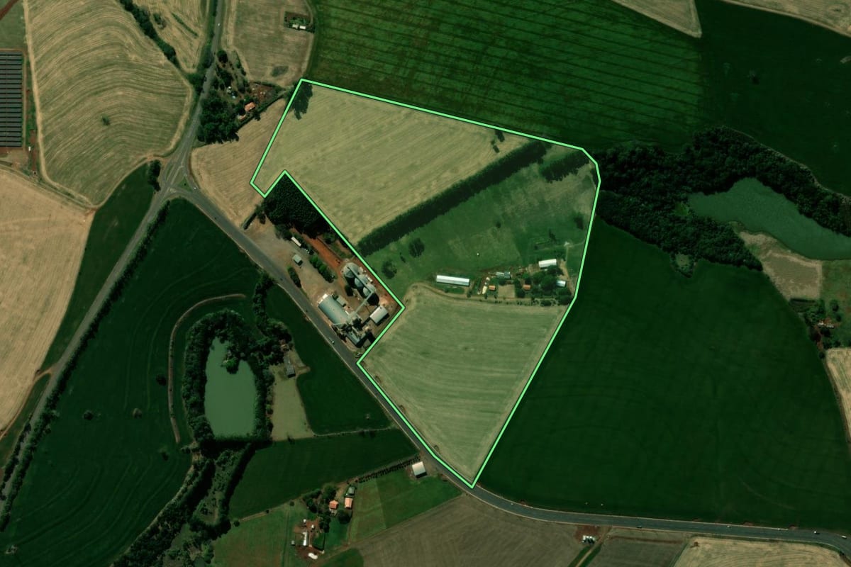 Imagem de satélite do imóvel rural em Jardim Alegre (PR), com o contorno declarado no CAR desenhado por cima.