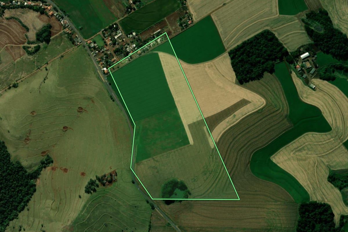 Imagem de satélite do imóvel rural em Jardim Alegre (PR), com o contorno declarado no CAR desenhado por cima.