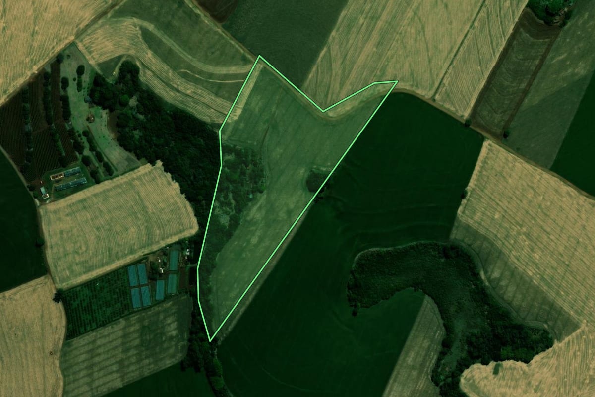 Imagem de satélite do imóvel rural em Jardim Alegre (PR), com o contorno declarado no CAR desenhado por cima.