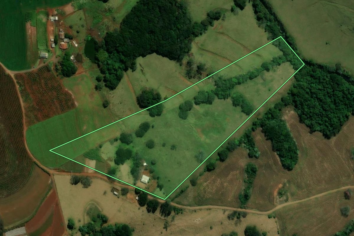 Imagem de satélite do imóvel rural em Jardim Alegre (PR), com o contorno declarado no CAR desenhado por cima.