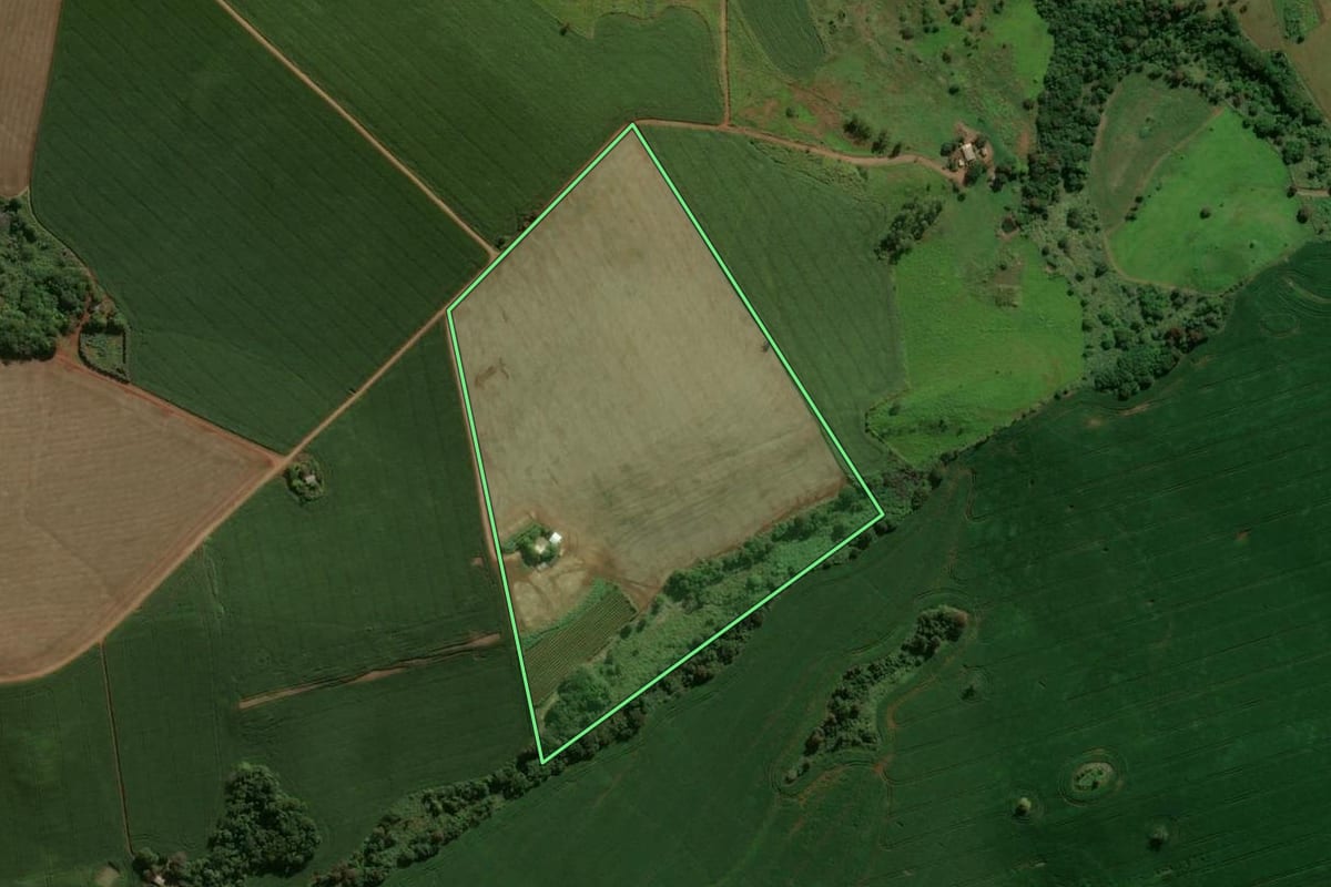 Imagem de satélite do imóvel rural em Jardim Alegre (PR), com o contorno declarado no CAR desenhado por cima.