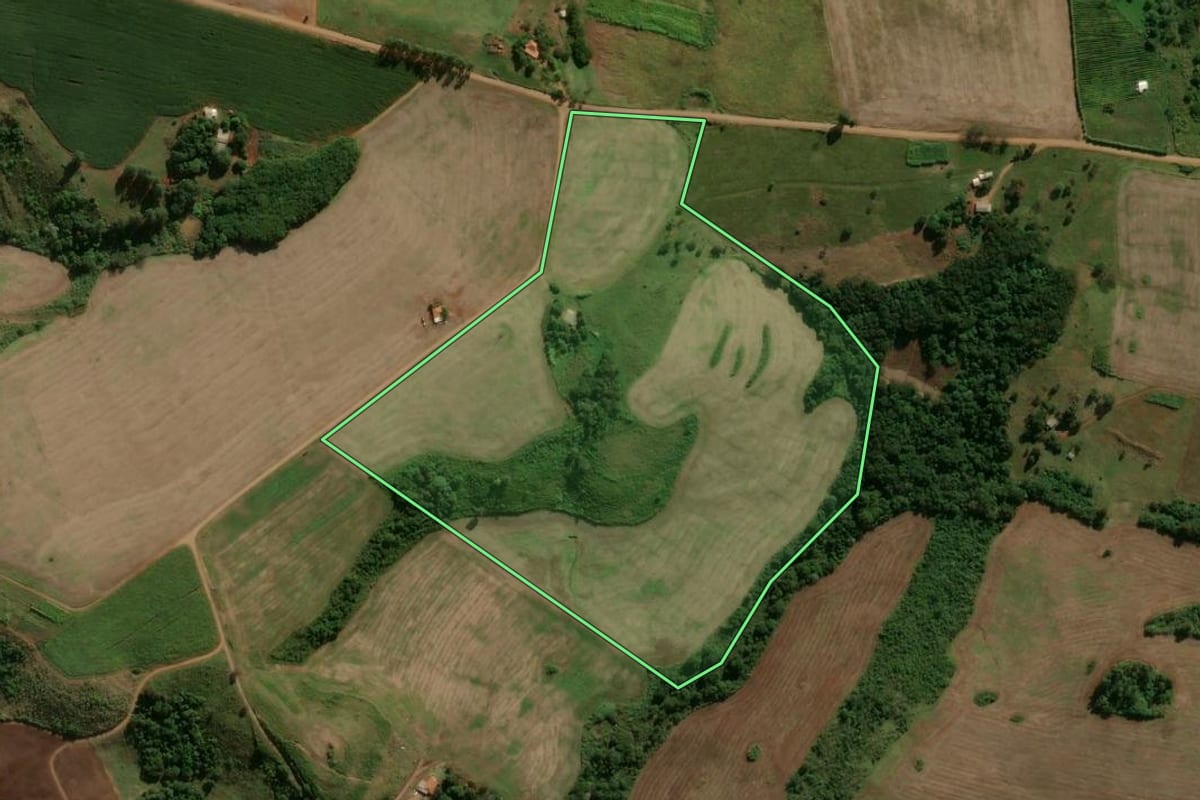 Imagem de satélite do imóvel rural em Jardim Alegre (PR), com o contorno declarado no CAR desenhado por cima.