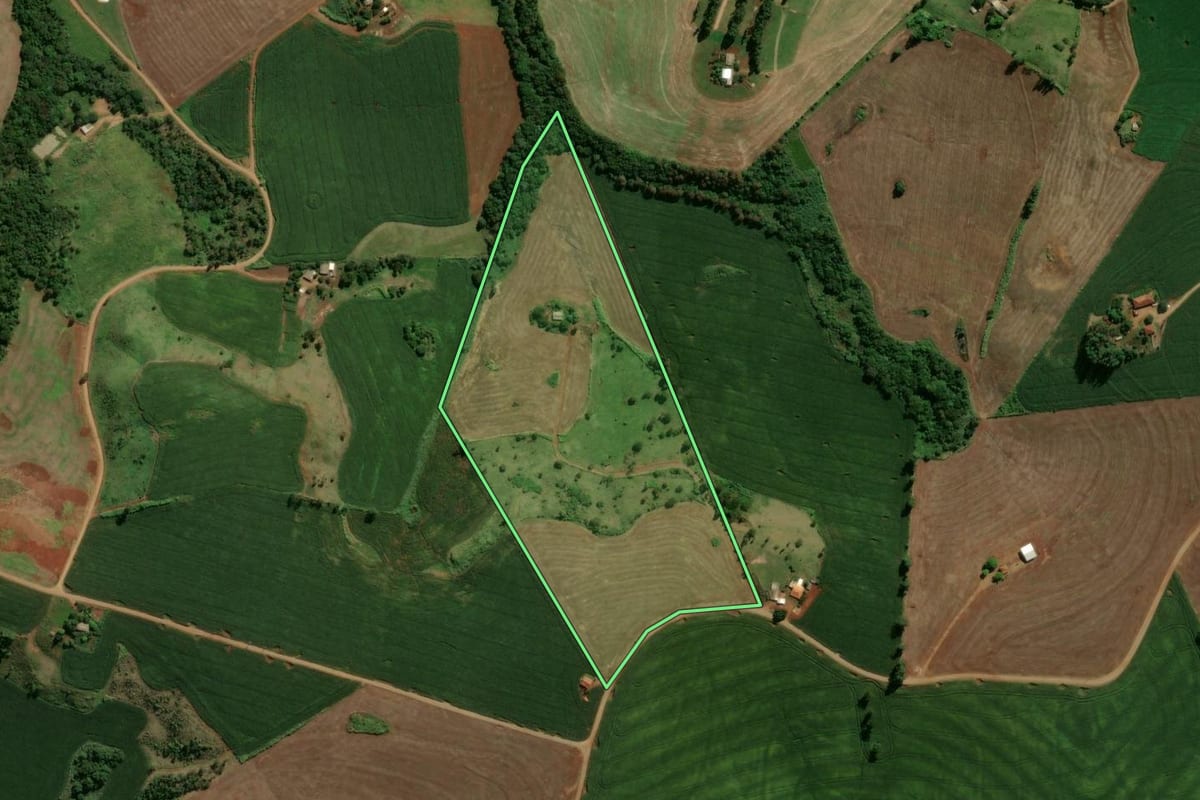 Imagem de satélite do imóvel rural em Jardim Alegre (PR), com o contorno declarado no CAR desenhado por cima.