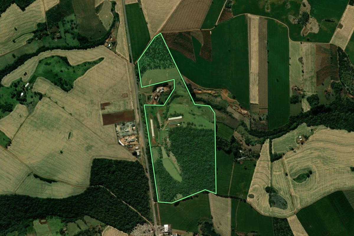 Imagem de satélite do imóvel rural em Jardim Alegre (PR), com o contorno declarado no CAR desenhado por cima.