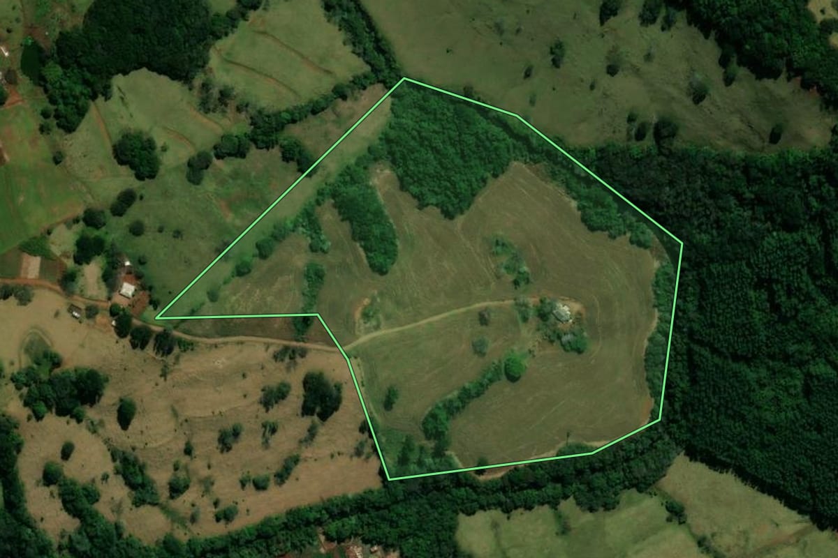 Imagem de satélite do imóvel rural em Jardim Alegre (PR), com o contorno declarado no CAR desenhado por cima.