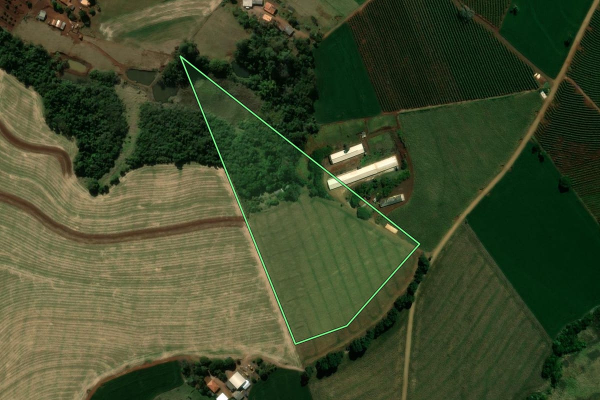 Imagem de satélite do imóvel rural em Jardim Alegre (PR), com o contorno declarado no CAR desenhado por cima.