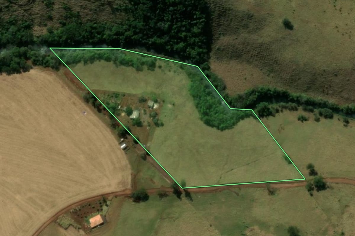 Imagem de satélite do imóvel rural em Jardim Alegre (PR), com o contorno declarado no CAR desenhado por cima.