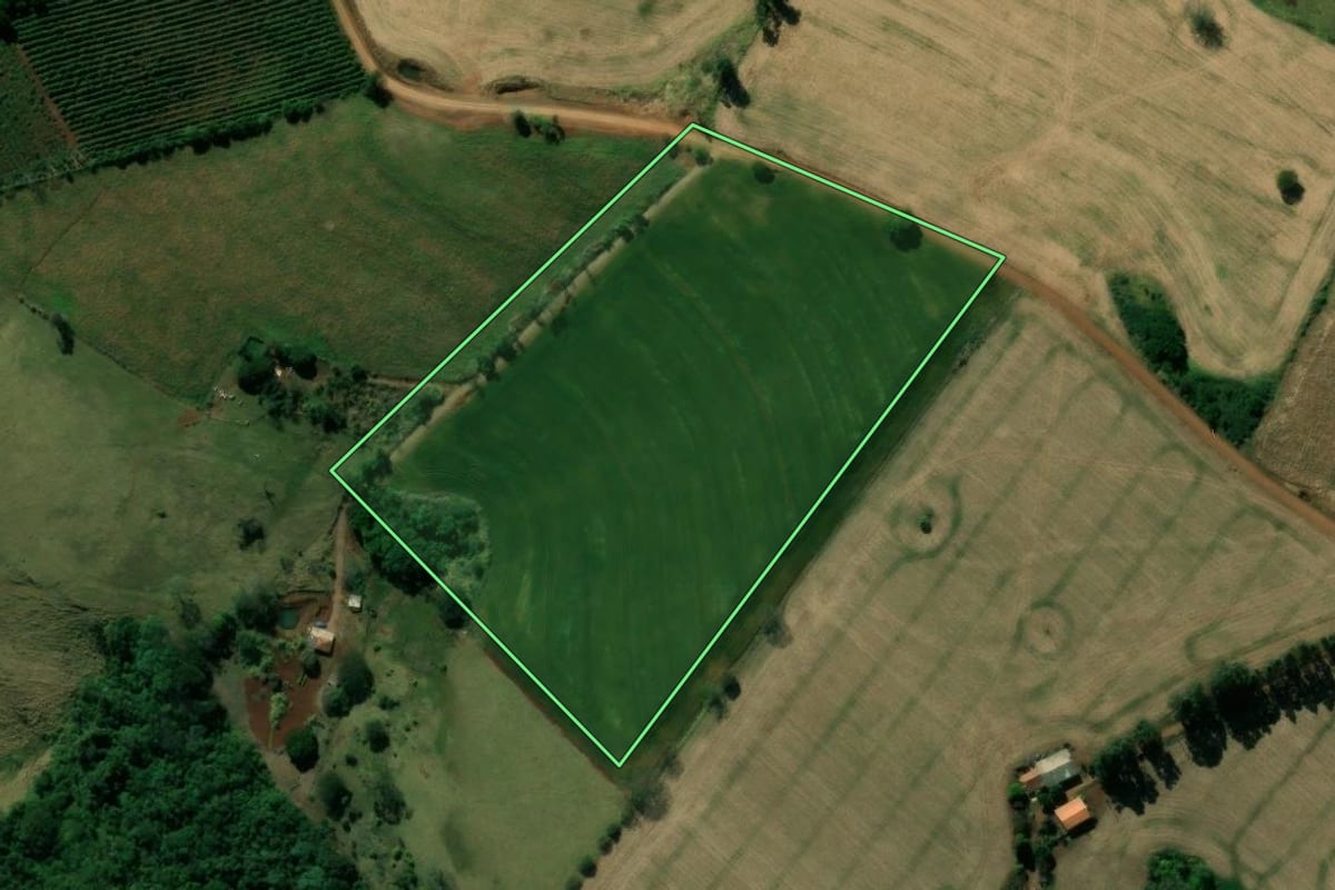 Imagem de satélite do imóvel rural em Jardim Alegre (PR), com o contorno declarado no CAR desenhado por cima.