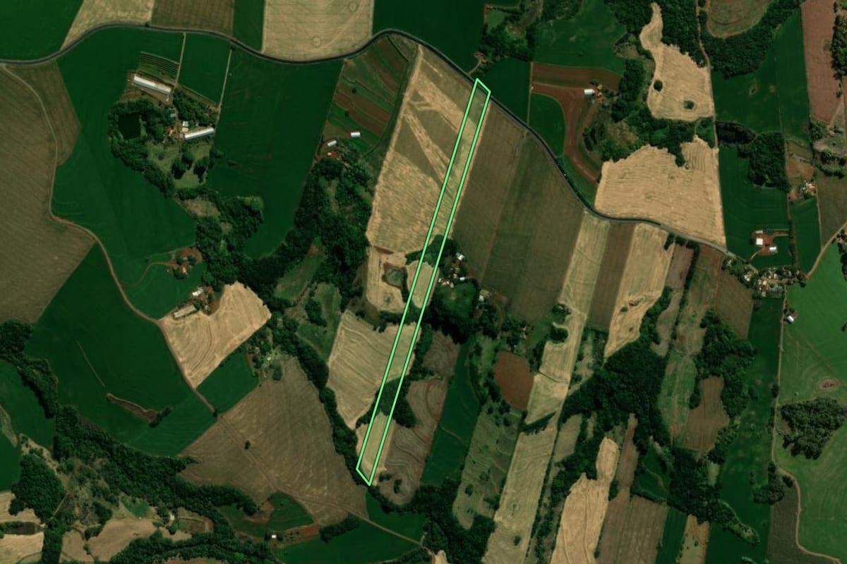 Imagem de satélite do imóvel rural em Jardim Alegre (PR), com o contorno declarado no CAR desenhado por cima.