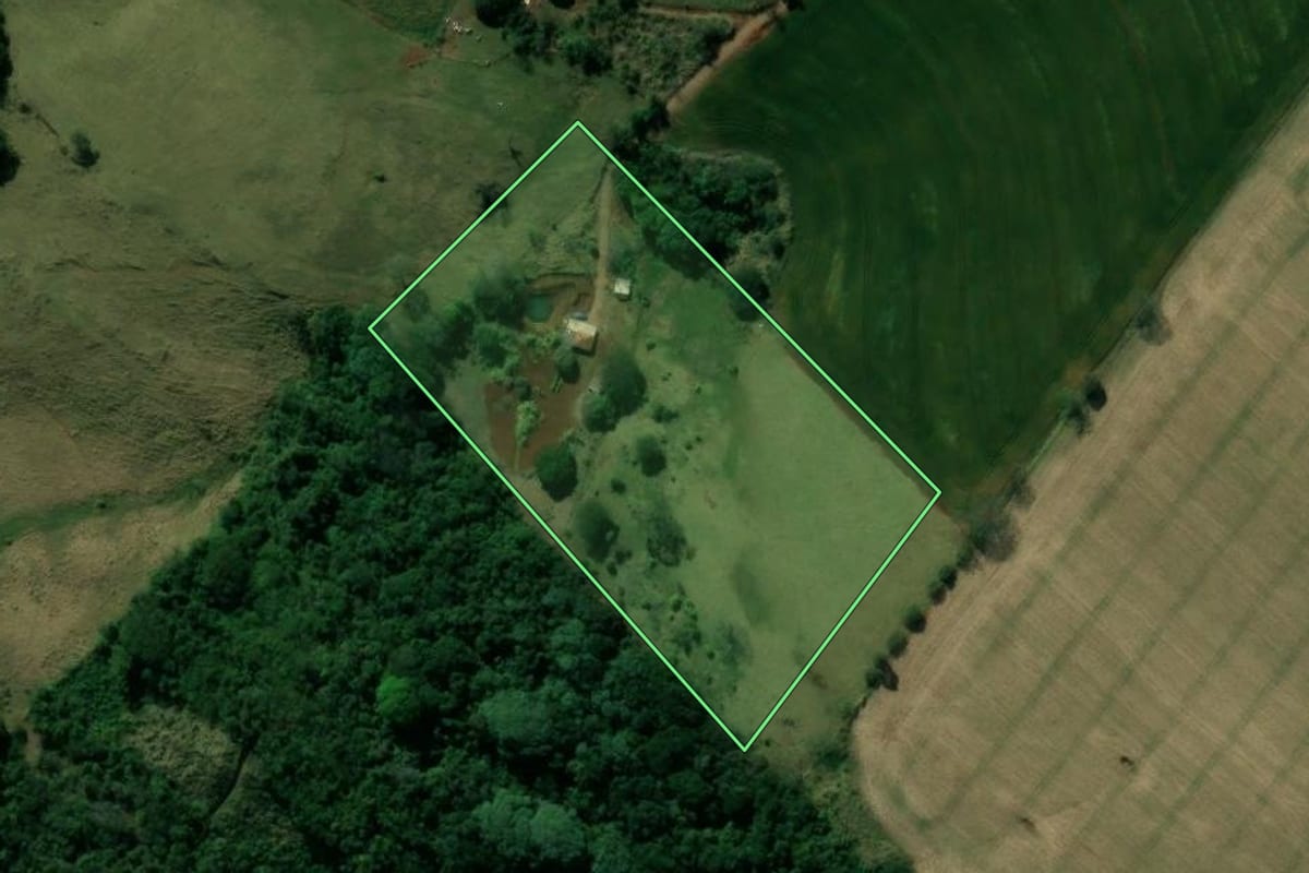 Imagem de satélite do imóvel rural em Jardim Alegre (PR), com o contorno declarado no CAR desenhado por cima.