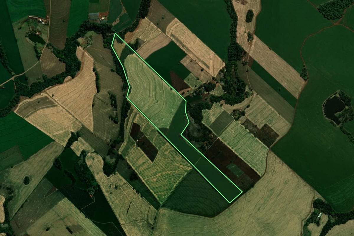Imagem de satélite do imóvel rural em Jardim Alegre (PR), com o contorno declarado no CAR desenhado por cima.