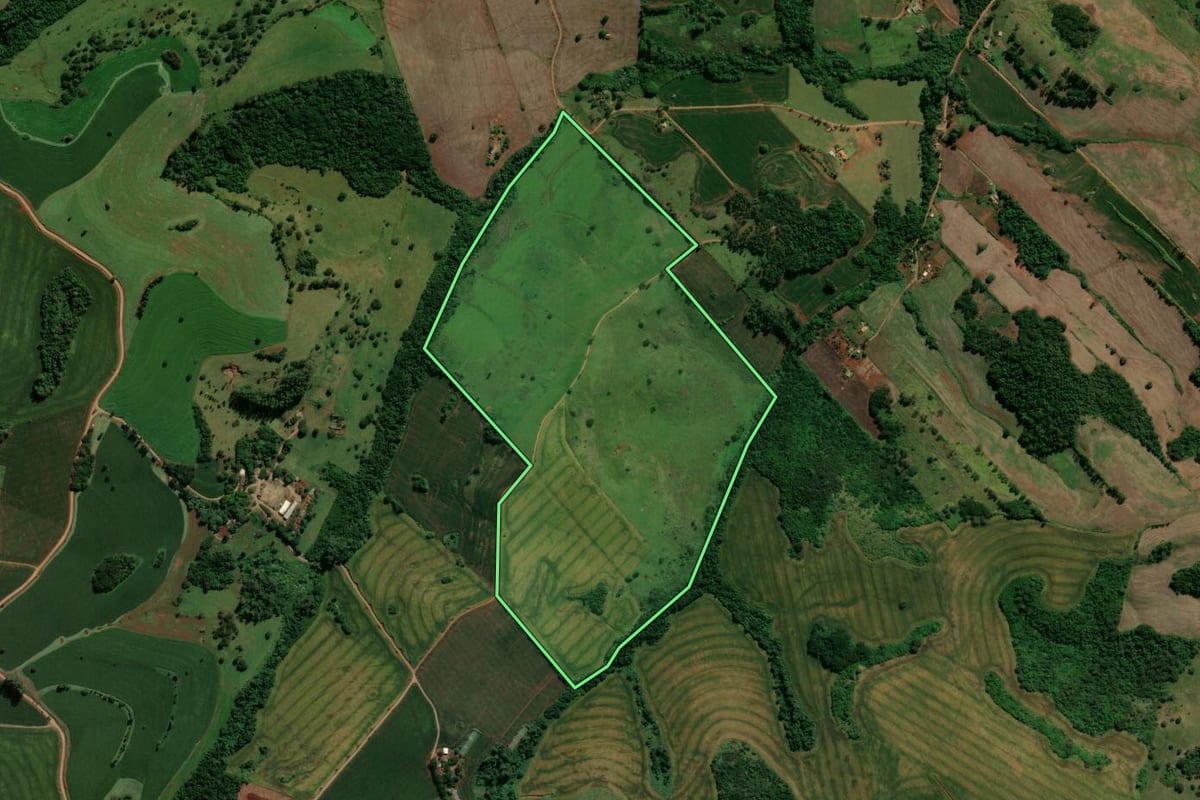 Imagem de satélite do imóvel rural em Jardim Alegre (PR), com o contorno declarado no CAR desenhado por cima.