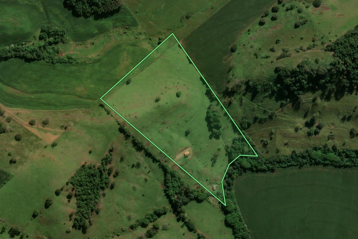 Imagem de satélite do imóvel rural em Jardim Alegre (PR), com o contorno declarado no CAR desenhado por cima.
