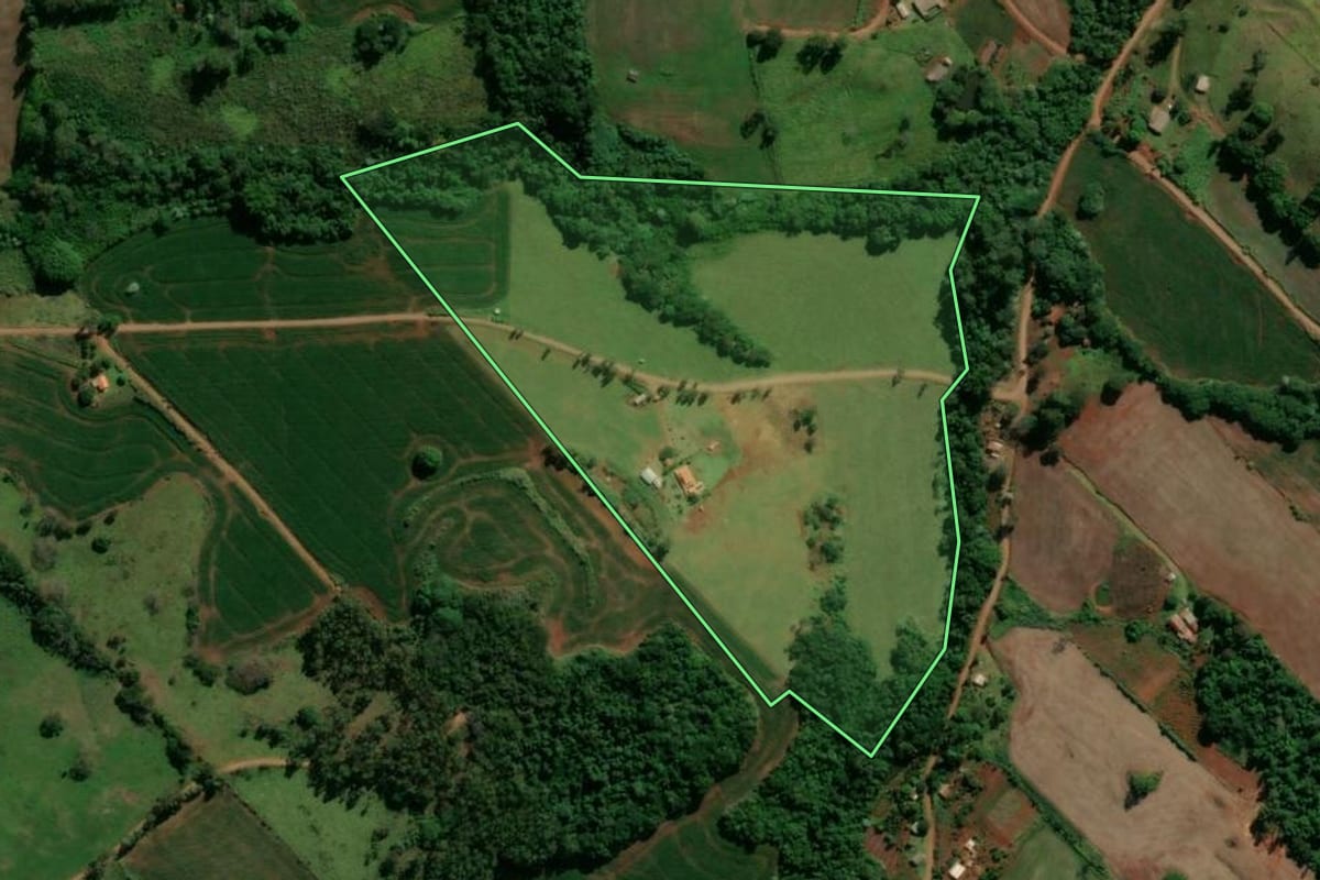 Imagem de satélite do imóvel rural em Jardim Alegre (PR), com o contorno declarado no CAR desenhado por cima.