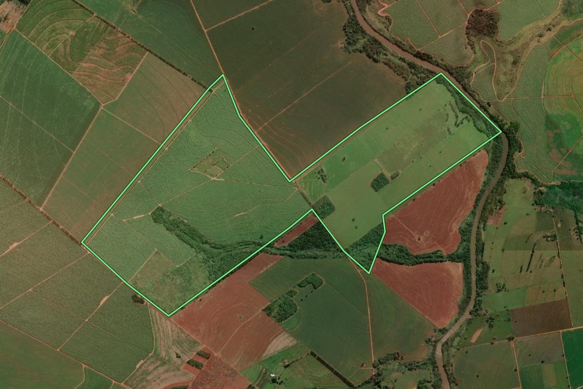 Imagem de satélite do imóvel rural em Jardim Olinda (PR), com o contorno declarado no CAR desenhado por cima.