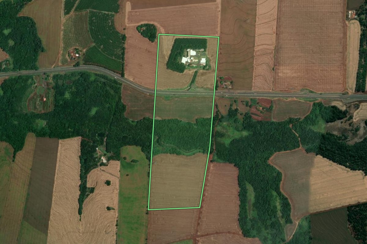Imagem de satélite do imóvel rural em Jataizinho (PR), com o contorno declarado no CAR desenhado por cima.