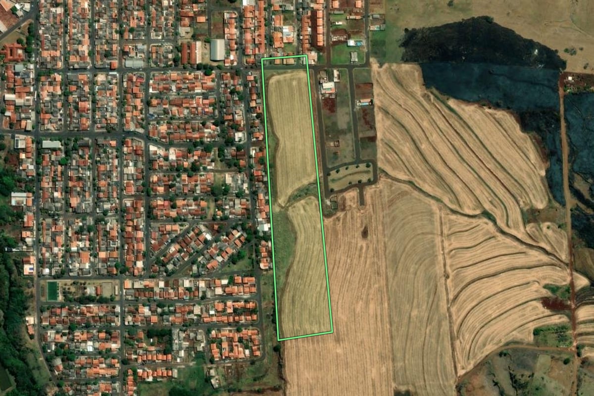 Imagem de satélite do imóvel rural em Jataizinho (PR), com o contorno declarado no CAR desenhado por cima.