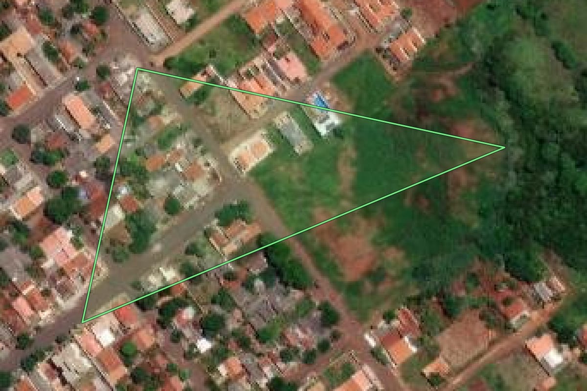 Imagem de satélite do imóvel rural em Jataizinho (PR), com o contorno declarado no CAR desenhado por cima.