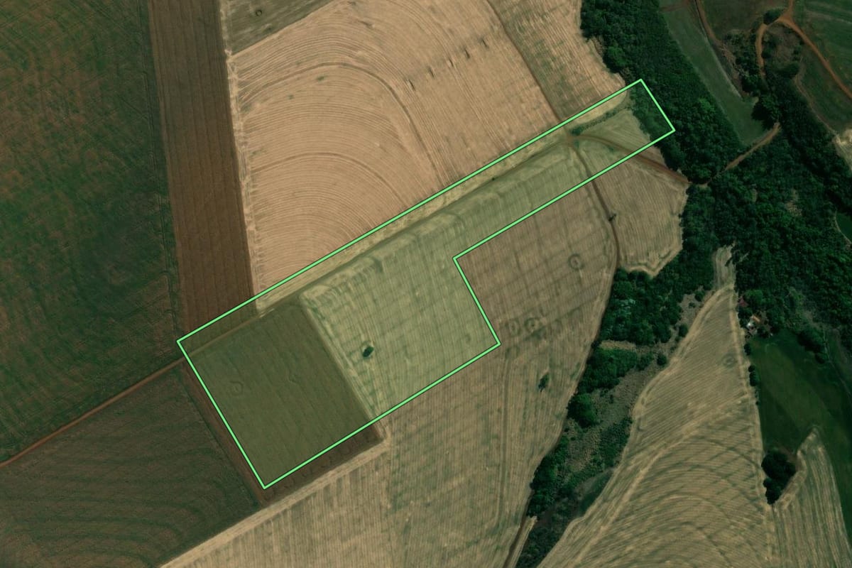 Imagem de satélite do imóvel rural em Jataizinho (PR), com o contorno declarado no CAR desenhado por cima.