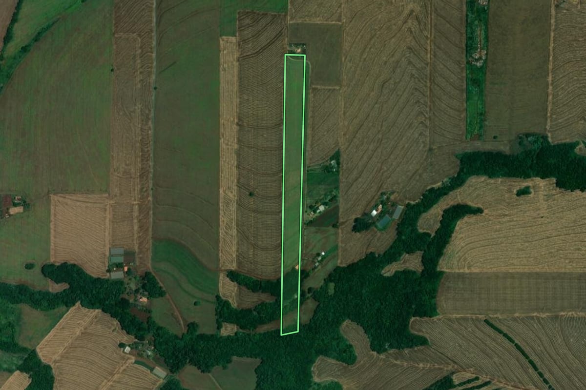 Imagem de satélite do imóvel rural em Jataizinho (PR), com o contorno declarado no CAR desenhado por cima.