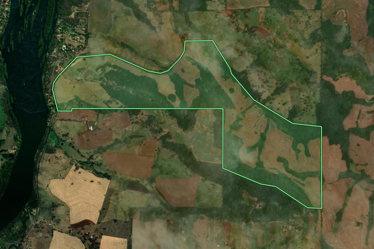 Imagem de satélite do imóvel rural em Jataizinho (PR), com o contorno declarado no CAR desenhado por cima.