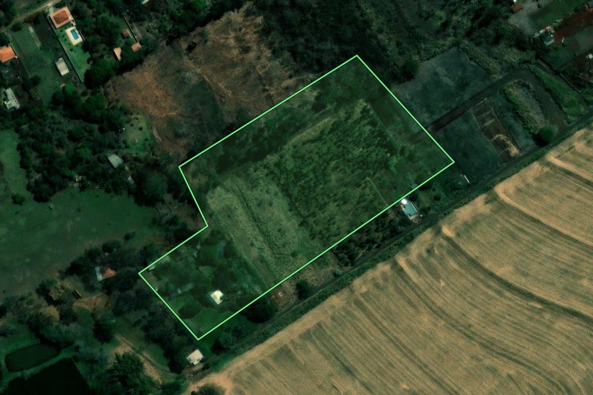 Imagem de satélite do imóvel rural em Jataizinho (PR), com o contorno declarado no CAR desenhado por cima.