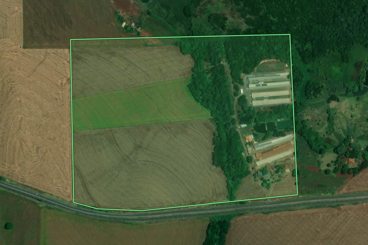 Imagem de satélite do imóvel rural em Jataizinho (PR), com o contorno declarado no CAR desenhado por cima.
