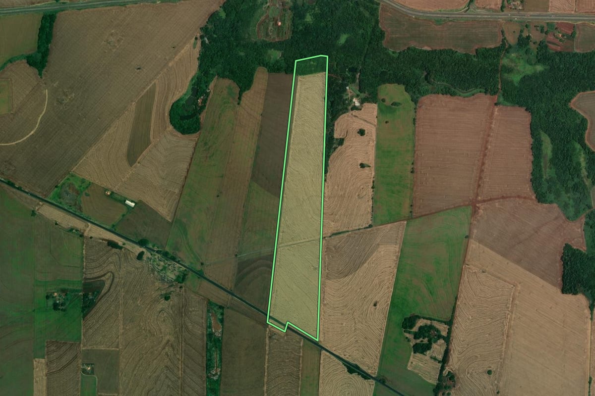 Imagem de satélite do imóvel rural em Jataizinho (PR), com o contorno declarado no CAR desenhado por cima.