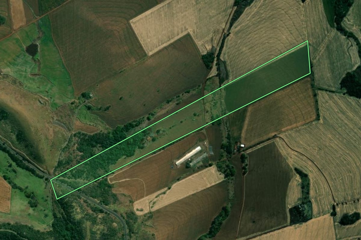Imagem de satélite do imóvel rural em Jataizinho (PR), com o contorno declarado no CAR desenhado por cima.