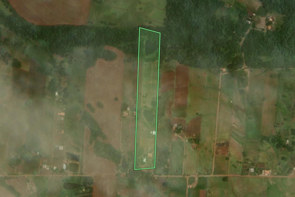 Imagem de satélite do imóvel rural em Jataizinho (PR), com o contorno declarado no CAR desenhado por cima.