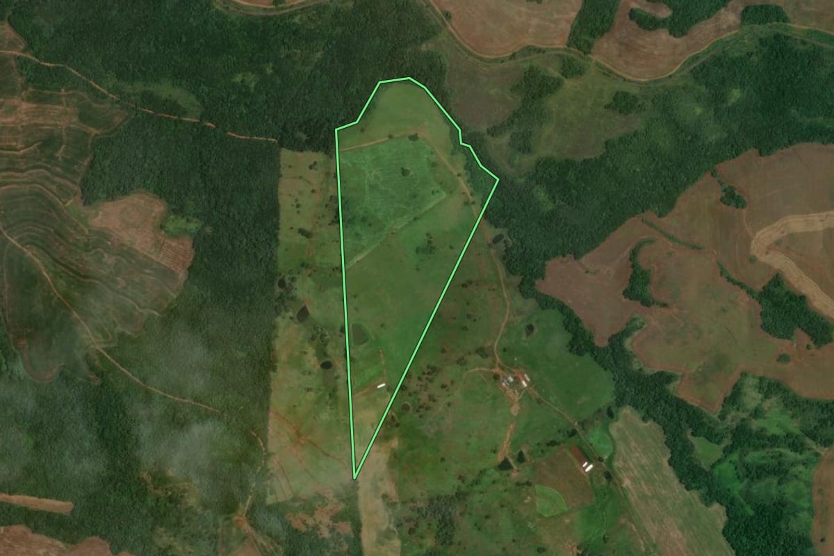 Imagem de satélite do imóvel rural em Jataizinho (PR), com o contorno declarado no CAR desenhado por cima.