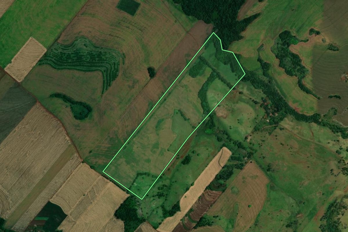 Imagem de satélite do imóvel rural em Jataizinho (PR), com o contorno declarado no CAR desenhado por cima.
