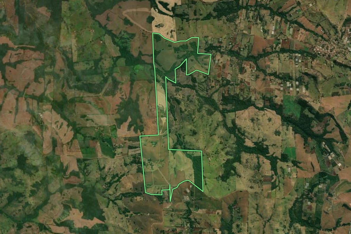 Imagem de satélite do imóvel rural em Jataizinho (PR), com o contorno declarado no CAR desenhado por cima.