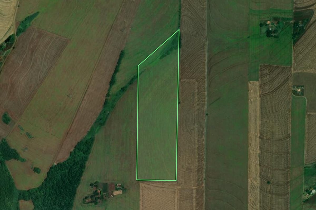 Imagem de satélite do imóvel rural em Jataizinho (PR), com o contorno declarado no CAR desenhado por cima.