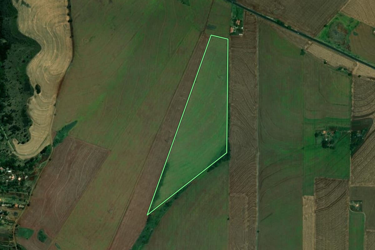 Imagem de satélite do imóvel rural em Jataizinho (PR), com o contorno declarado no CAR desenhado por cima.