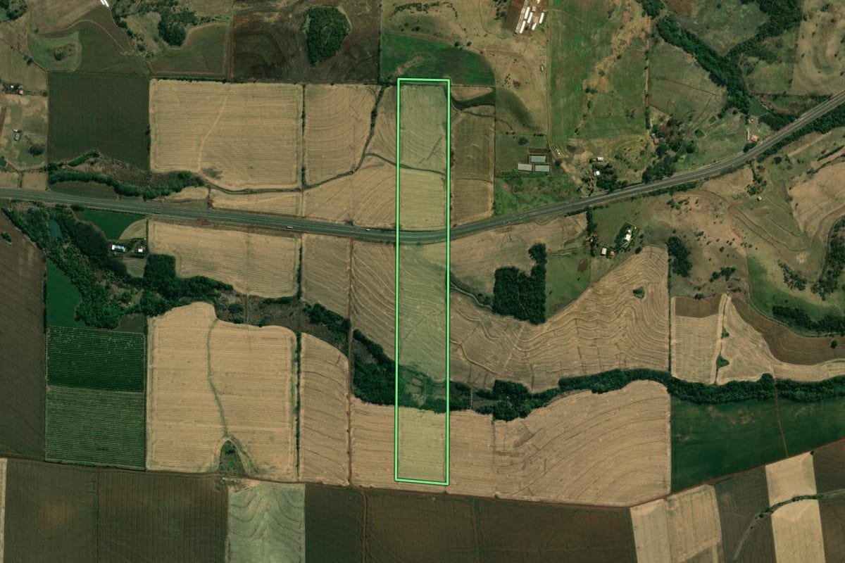 Imagem de satélite do imóvel rural em Jataizinho (PR), com o contorno declarado no CAR desenhado por cima.