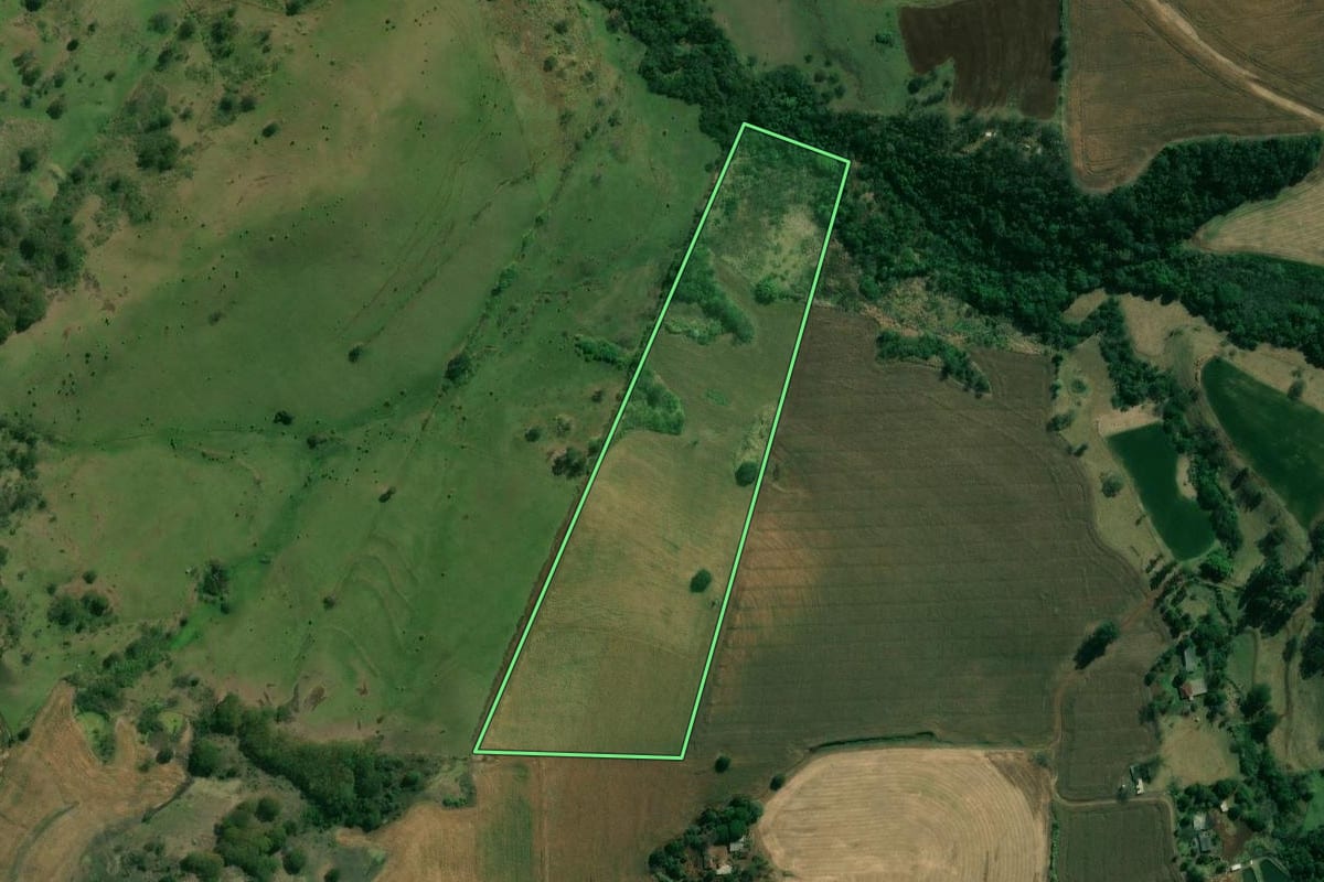 Imagem de satélite do imóvel rural em Jataizinho (PR), com o contorno declarado no CAR desenhado por cima.