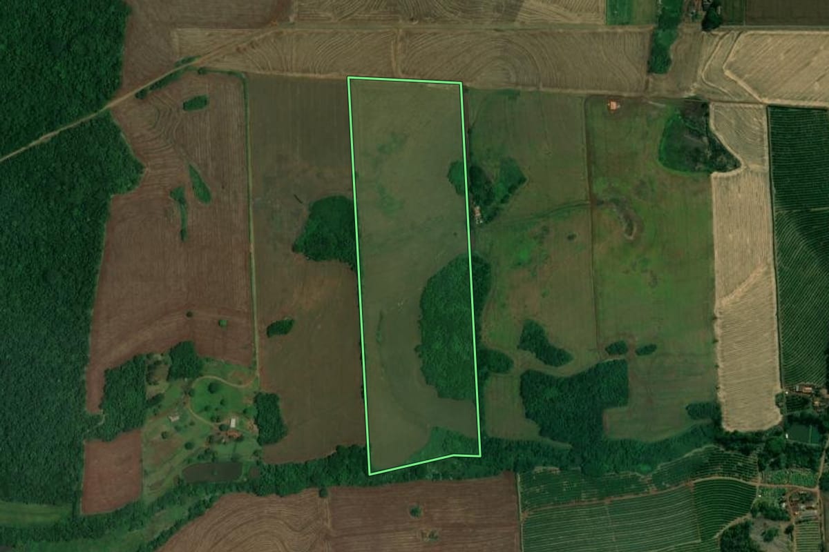 Imagem de satélite do imóvel rural em Jataizinho (PR), com o contorno declarado no CAR desenhado por cima.