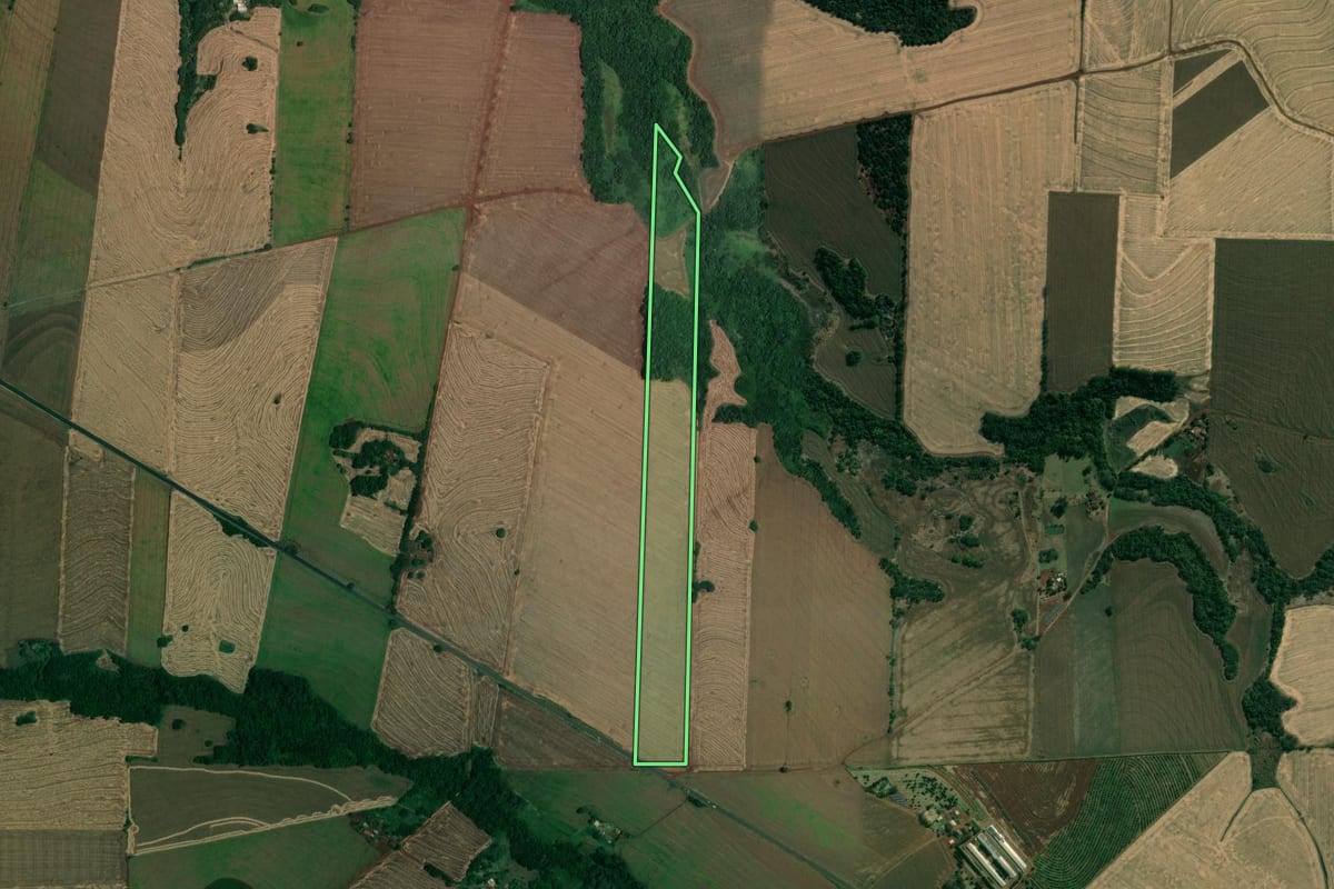 Imagem de satélite do imóvel rural em Jataizinho (PR), com o contorno declarado no CAR desenhado por cima.