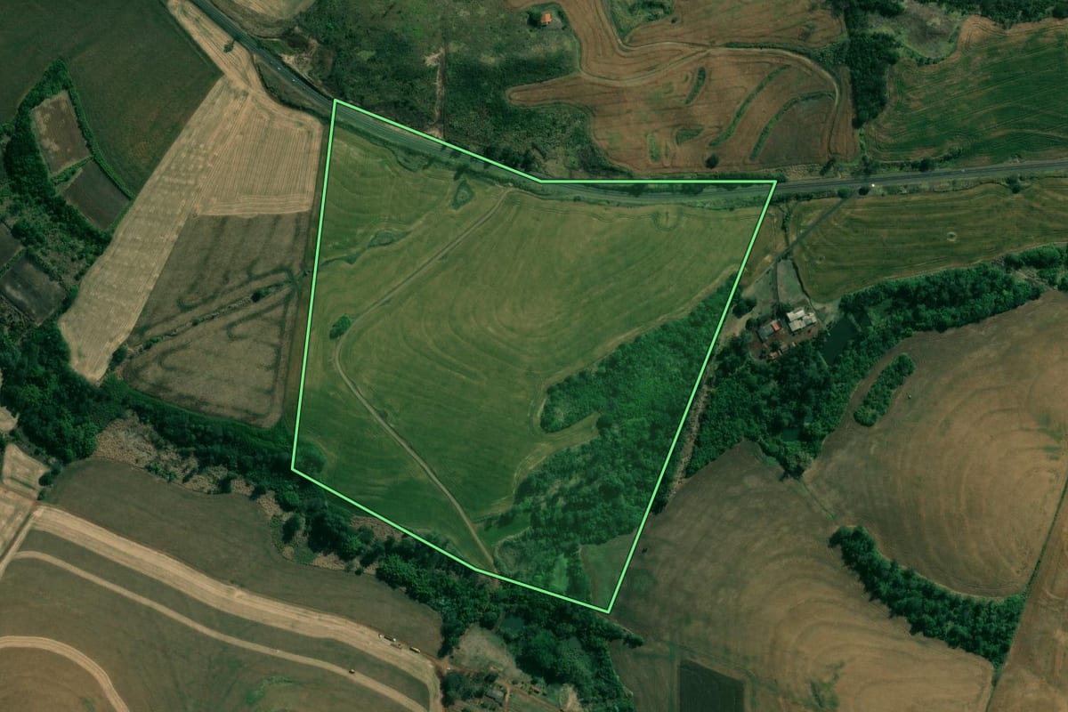 Imagem de satélite do imóvel rural em Jataizinho (PR), com o contorno declarado no CAR desenhado por cima.