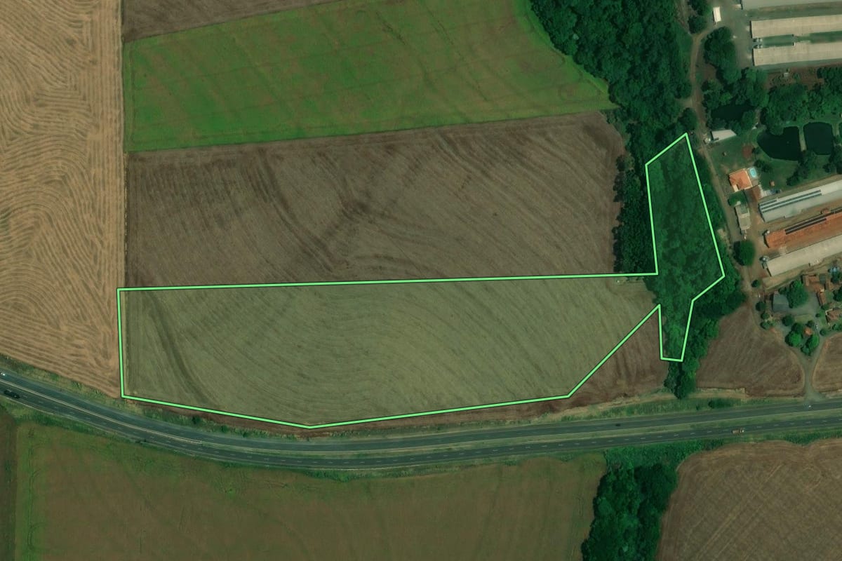 Imagem de satélite do imóvel rural em Jataizinho (PR), com o contorno declarado no CAR desenhado por cima.