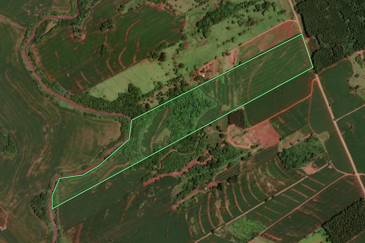 Imagem de satélite do imóvel rural em Jesuítas (PR), com o contorno declarado no CAR desenhado por cima.