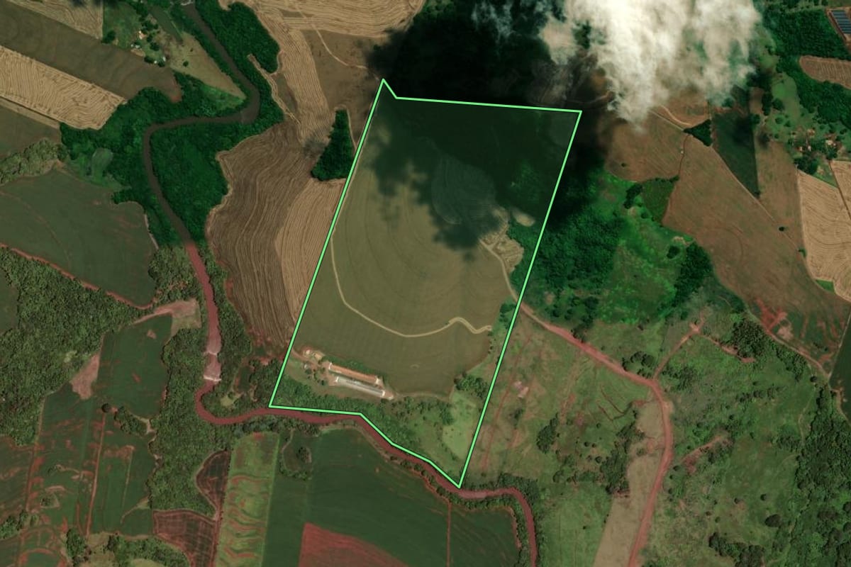 Imagem de satélite do imóvel rural em Jesuítas (PR), com o contorno declarado no CAR desenhado por cima.