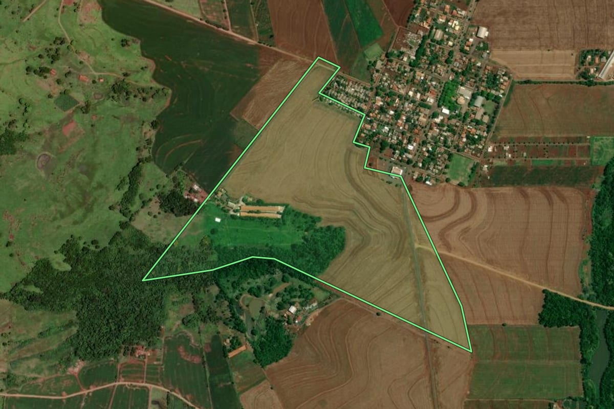 Imagem de satélite do imóvel rural em Jesuítas (PR), com o contorno declarado no CAR desenhado por cima.