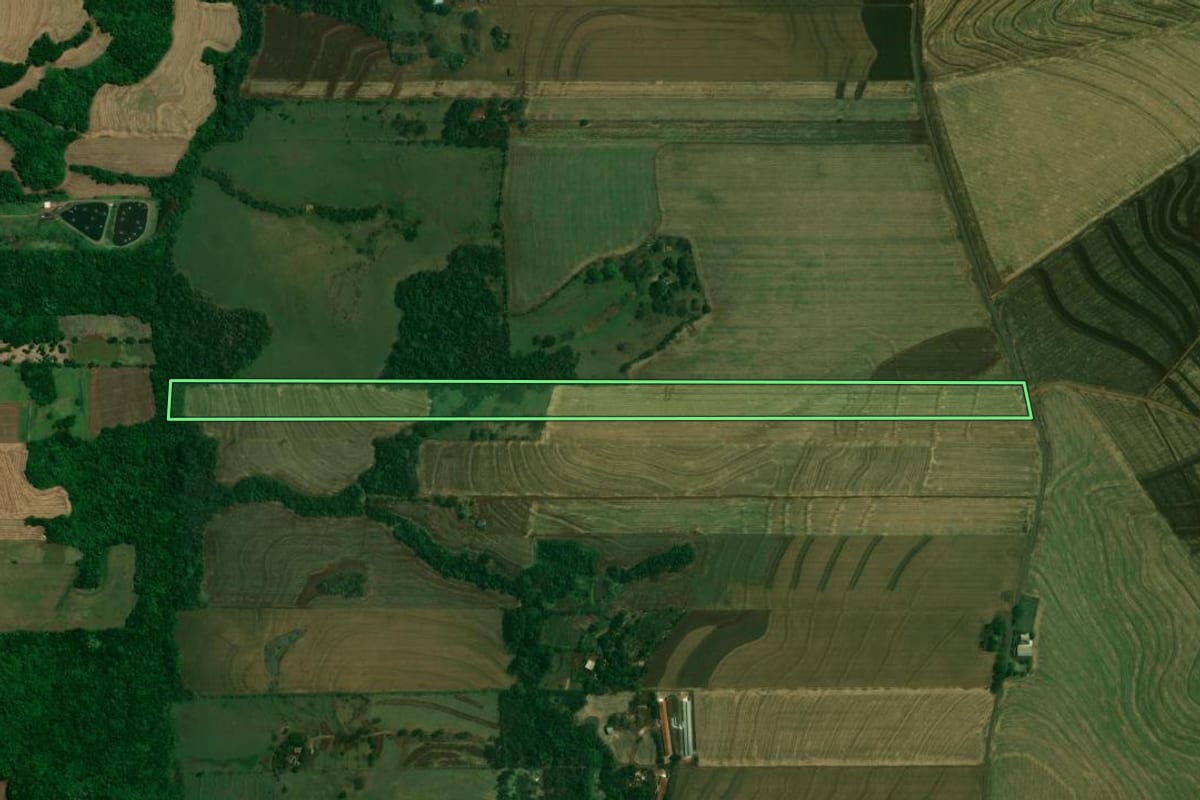 Imagem de satélite do imóvel rural em Jesuítas (PR), com o contorno declarado no CAR desenhado por cima.