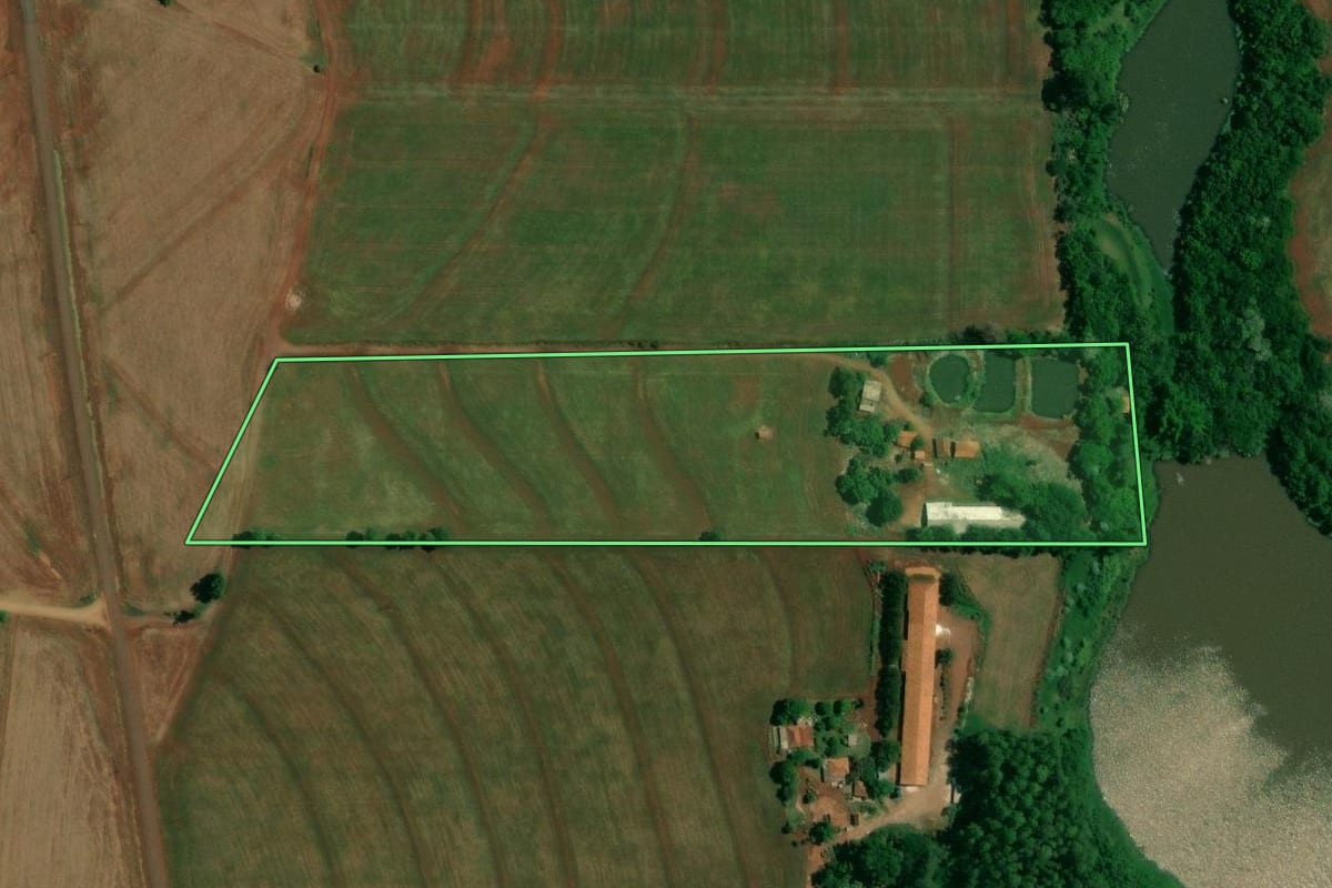 Imagem de satélite do imóvel rural em Jesuítas (PR), com o contorno declarado no CAR desenhado por cima.