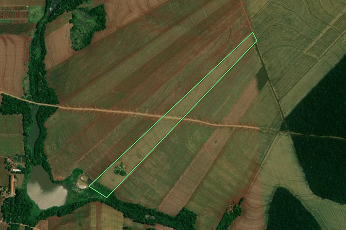 Imagem de satélite do imóvel rural em Jesuítas (PR), com o contorno declarado no CAR desenhado por cima.