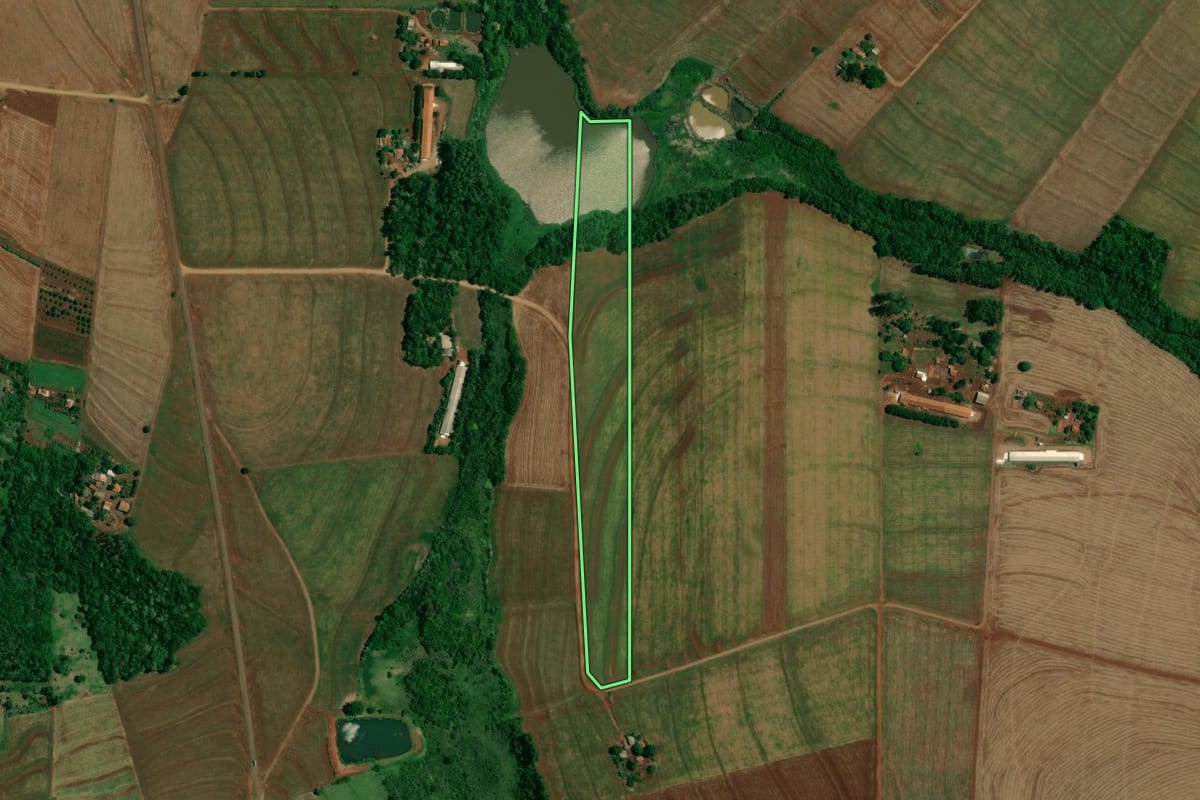 Imagem de satélite do imóvel rural em Jesuítas (PR), com o contorno declarado no CAR desenhado por cima.
